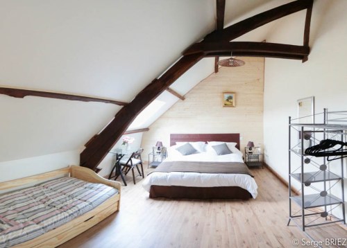 Chambre Dordogne lit double en 160 cm, lit gigogne en 90 cm, décoration moderne, chocolat et blanc.