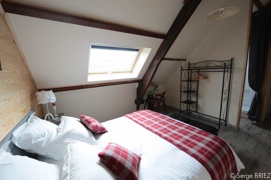 La chambre Lot lit champêtre rouge et blanc.