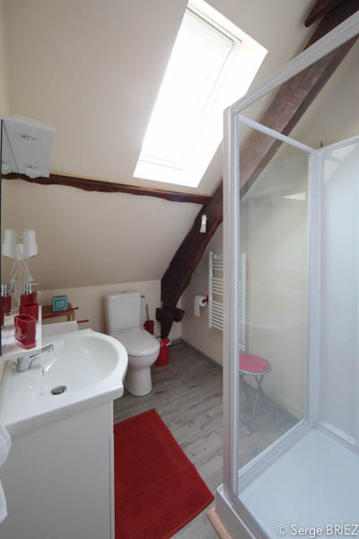 La chambre Lot : salle d'eau douche et lavabo.