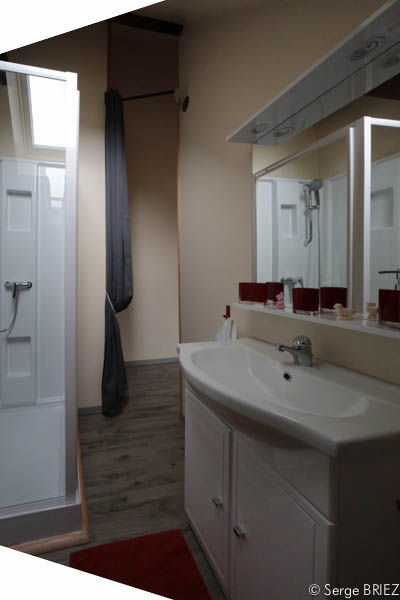 La chambre Lot : salle d'eau.
